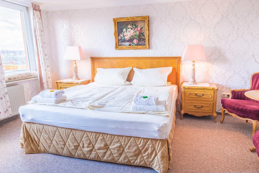 Romantisches Hotel Zur Traube Schwerin شفيرين الغرفة الصورة