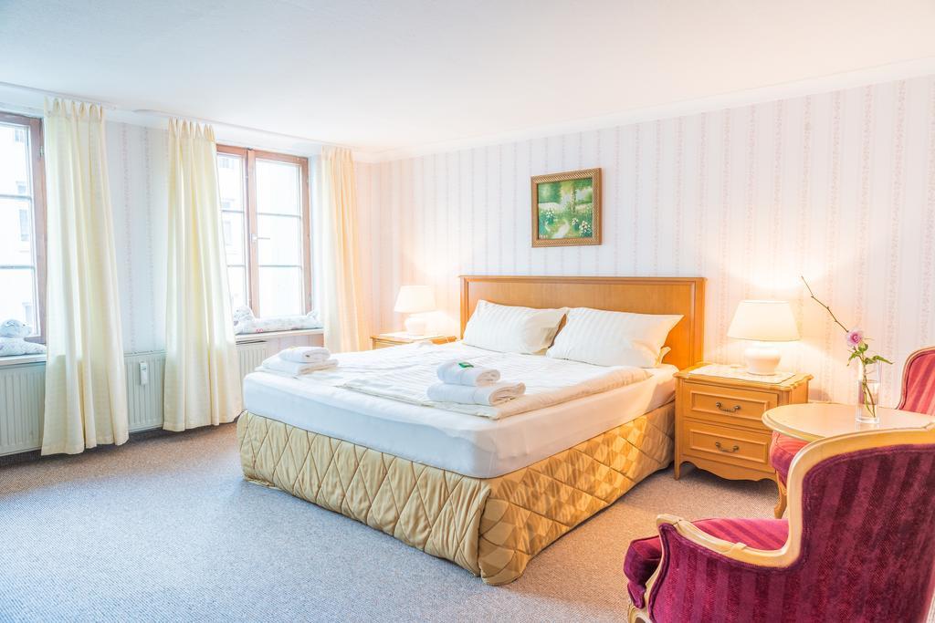 Romantisches Hotel Zur Traube Schwerin شفيرين الغرفة الصورة